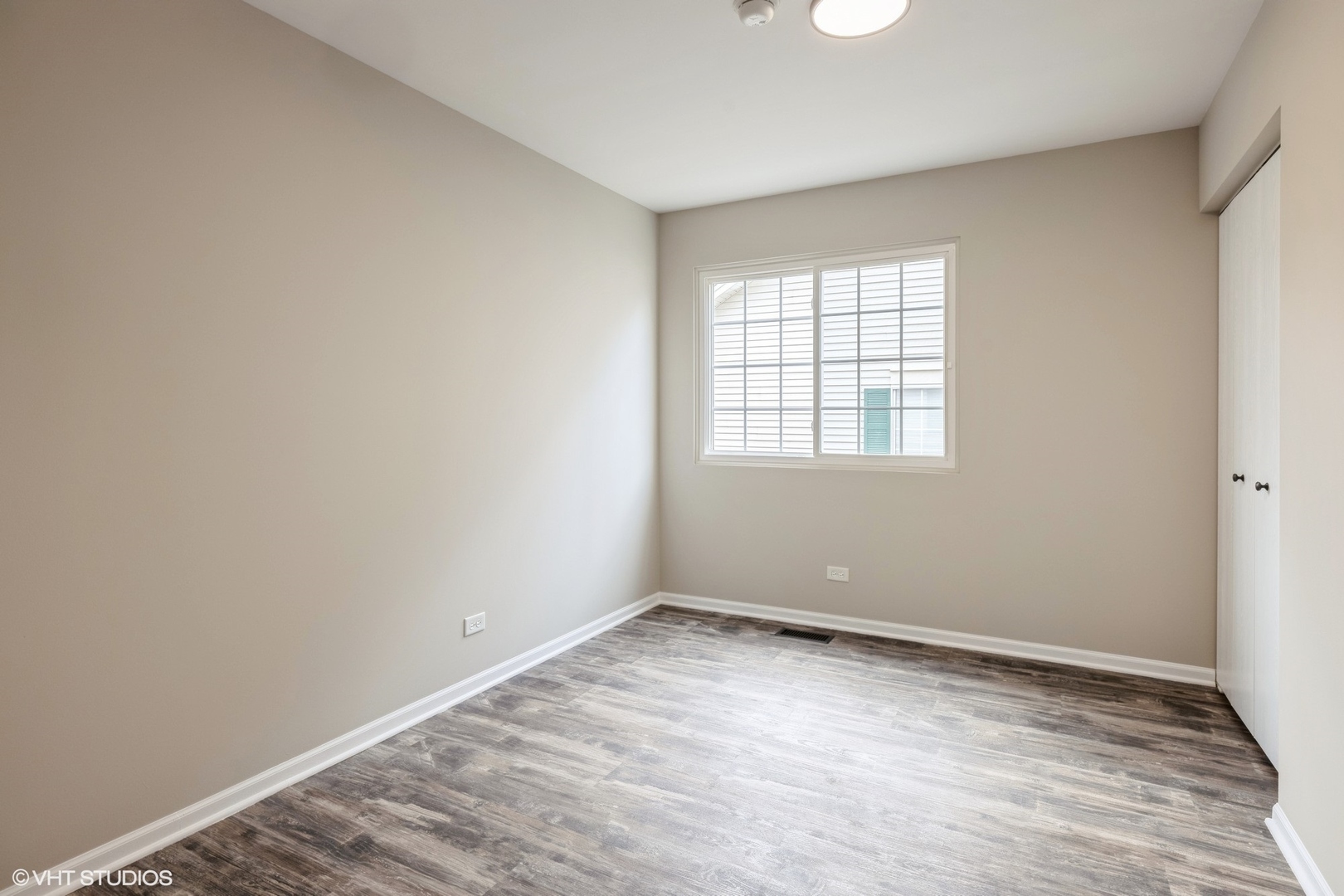6 W Acorn Lane, Lake In The Hills, IL 60156