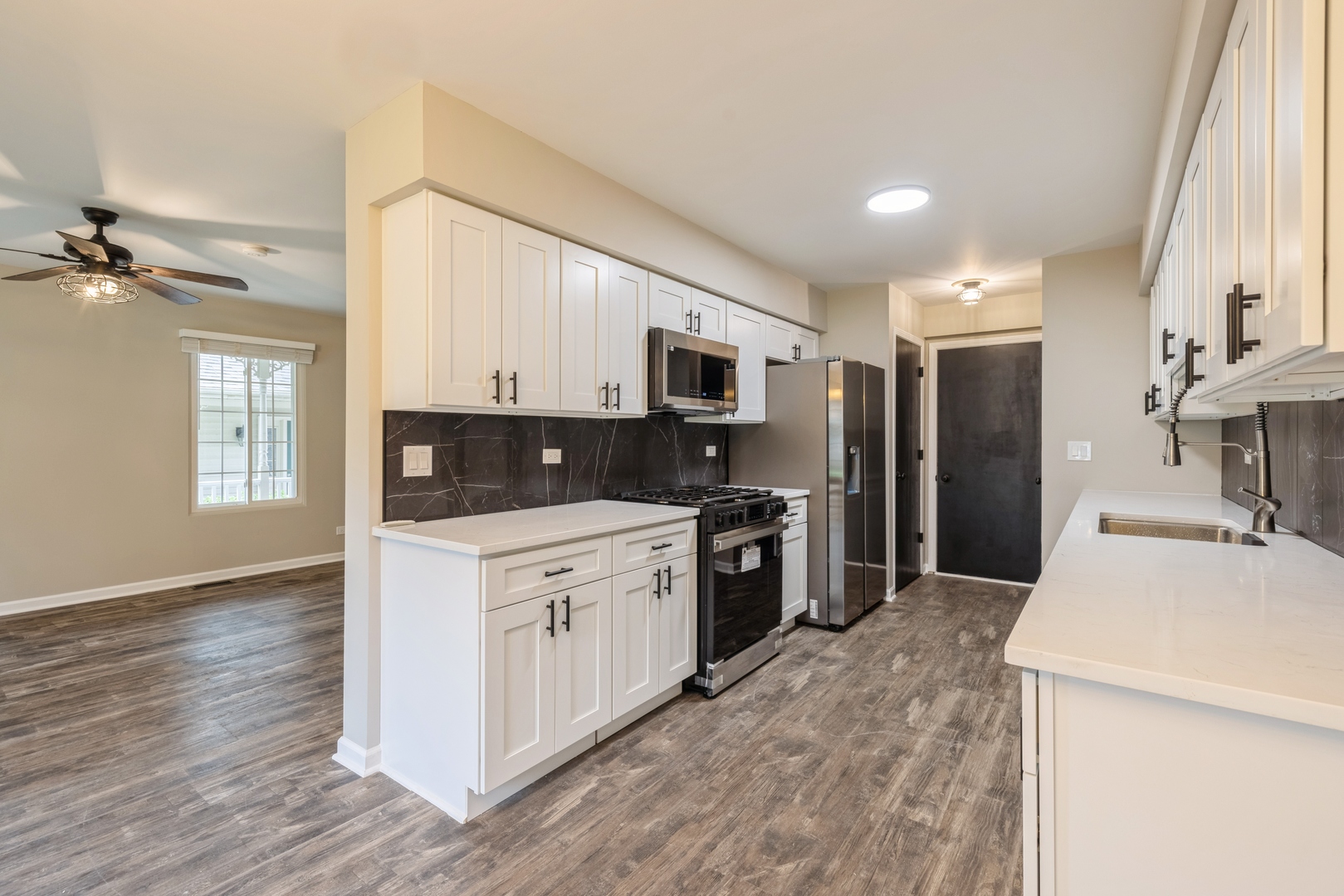 6 W Acorn Lane, Lake In The Hills, IL 60156