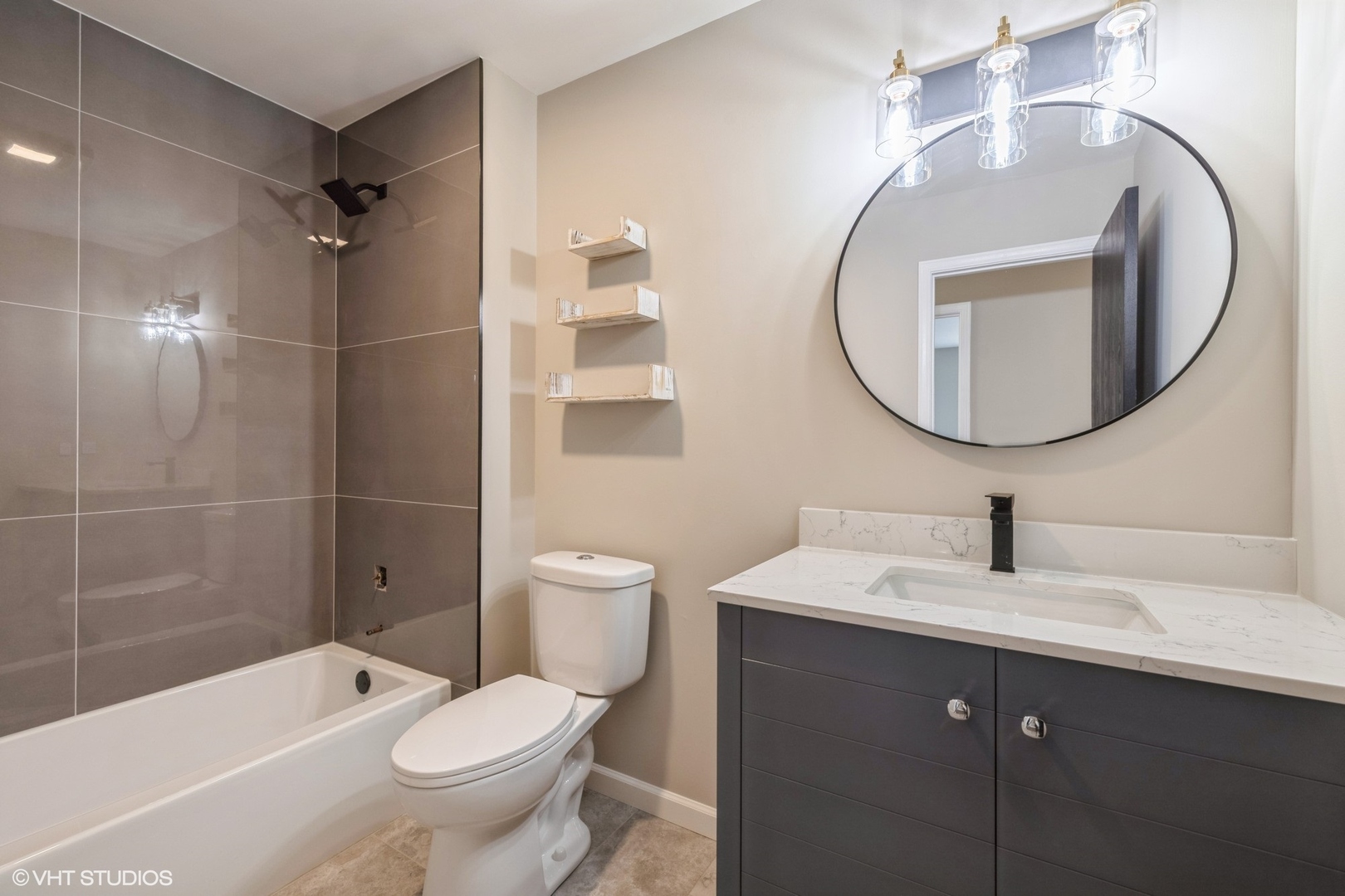 6 W Acorn Lane, Lake In The Hills, IL 60156