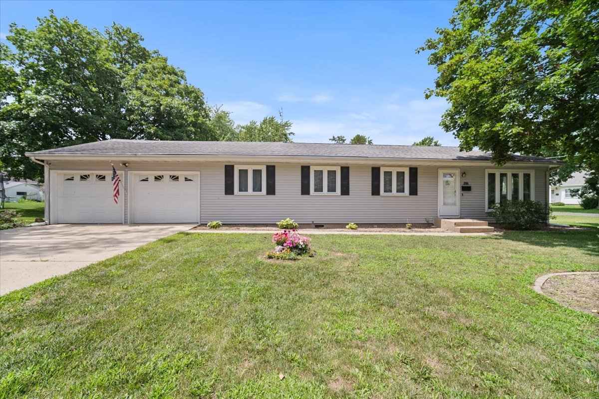 396 N Sherman Street, El Paso, IL 61738