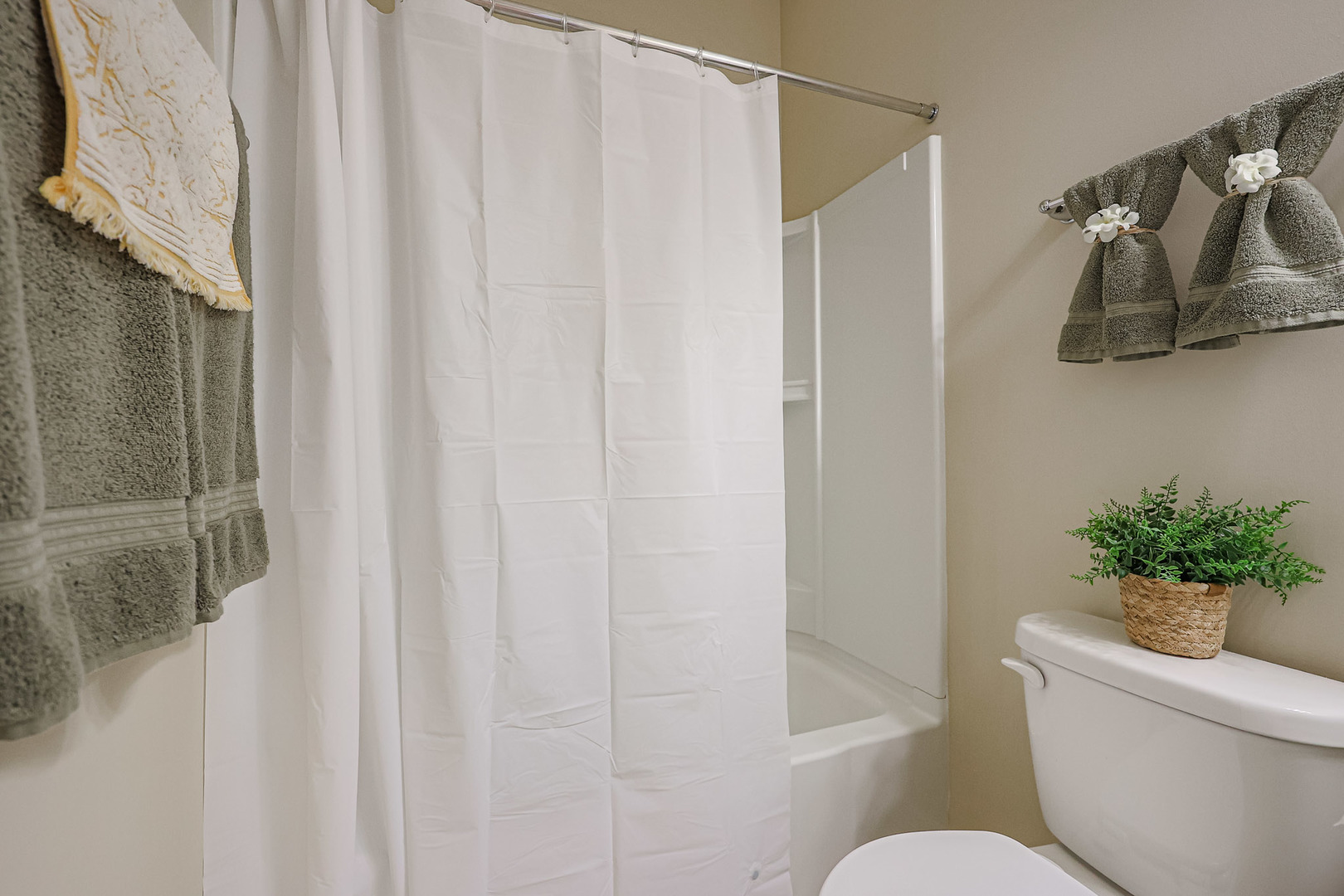 580 N Highlander Way, Addison, IL 60101