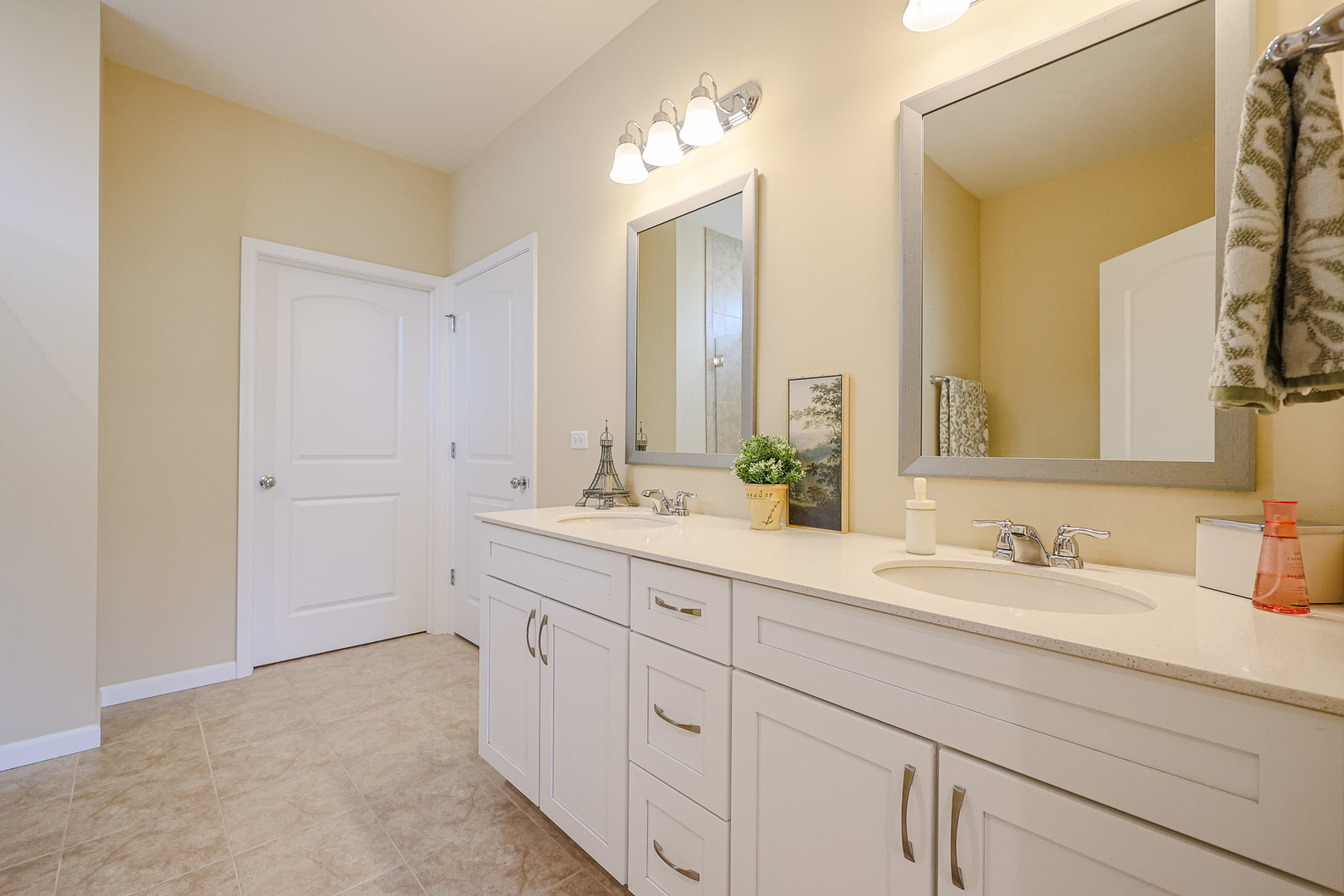 580 N Highlander Way, Addison, IL 60101