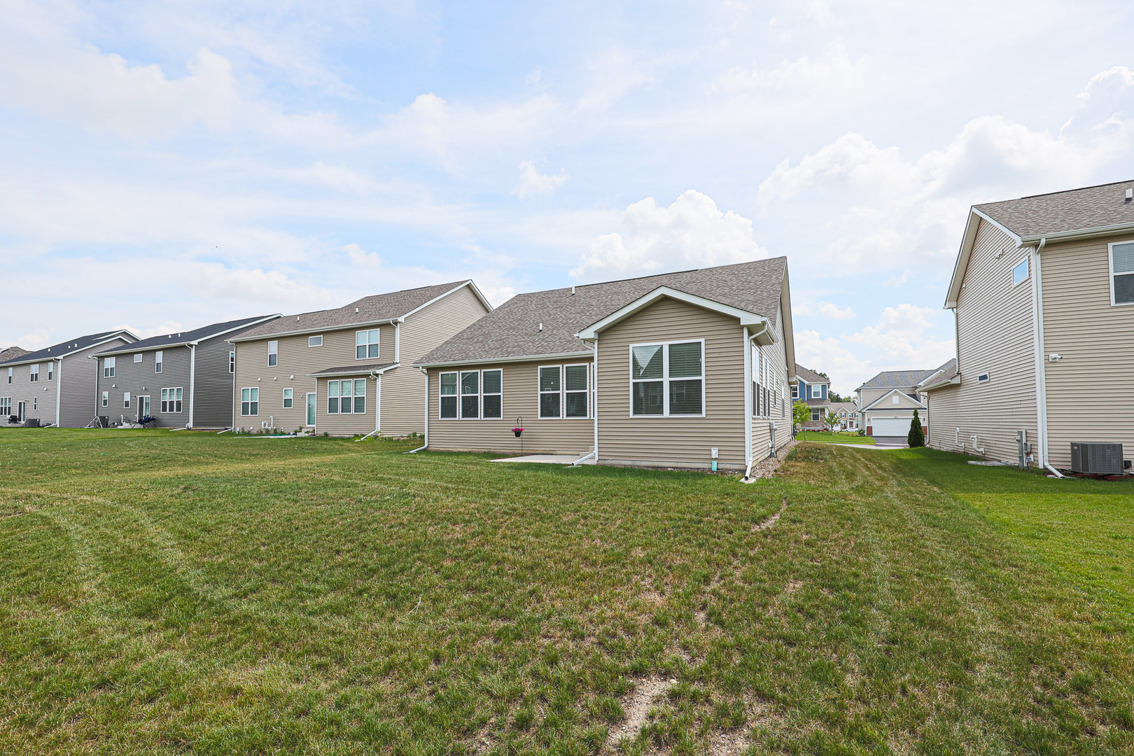 580 N Highlander Way, Addison, IL 60101