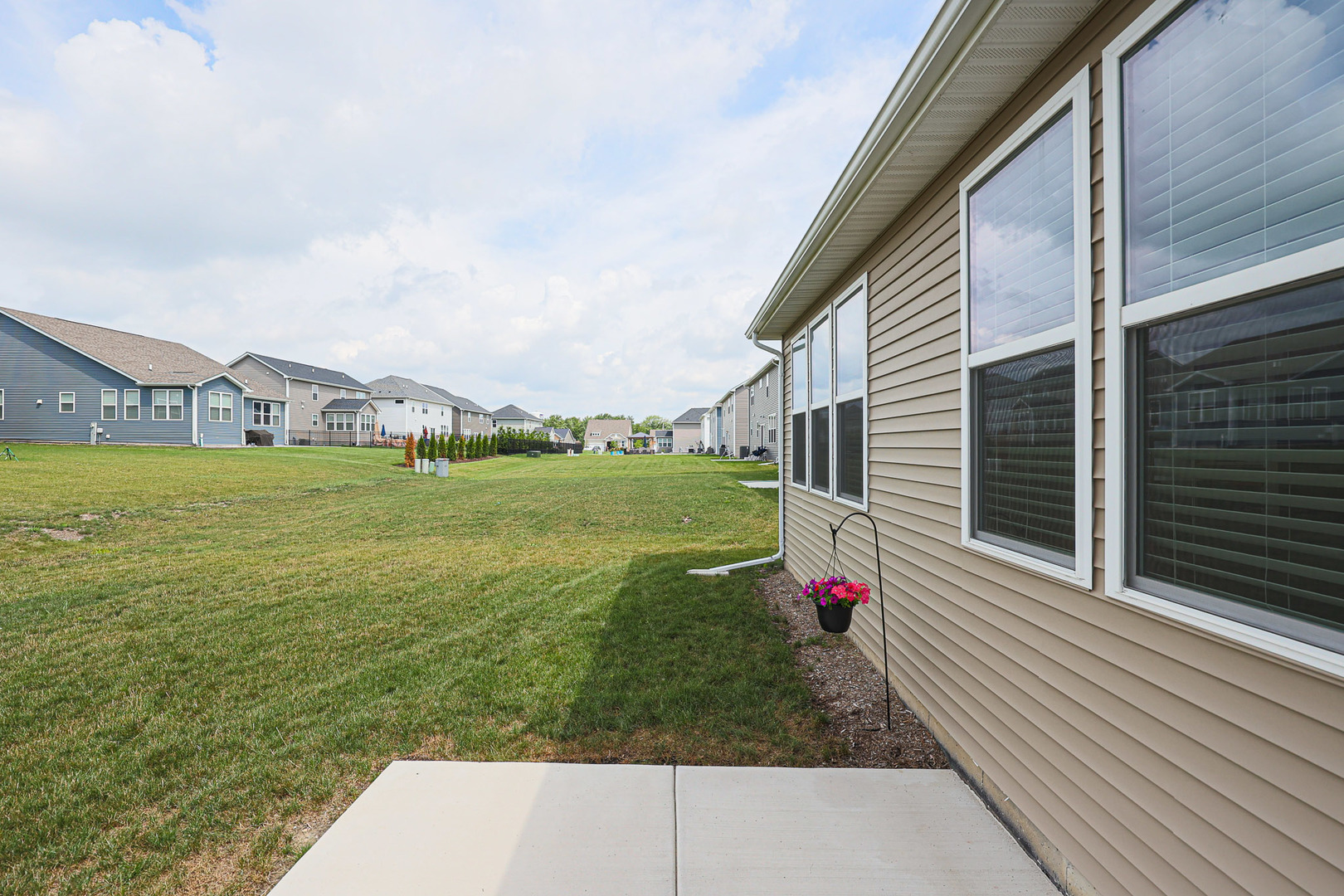 580 N Highlander Way, Addison, IL 60101