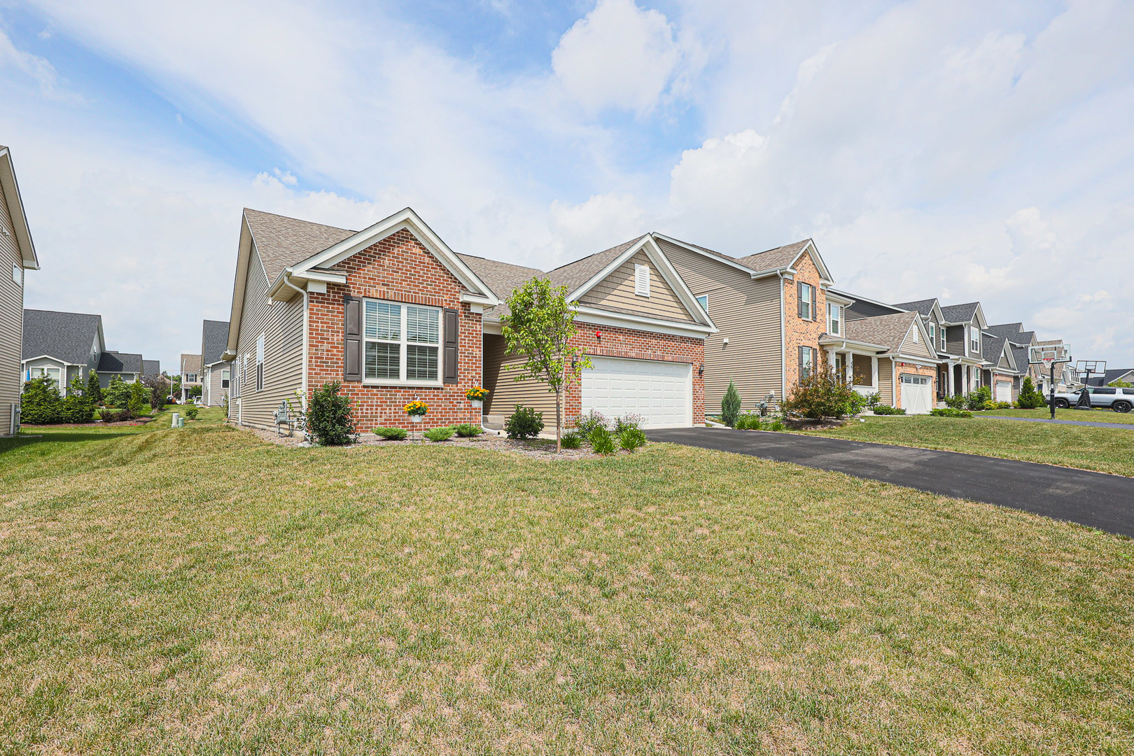 580 N Highlander Way, Addison, IL 60101