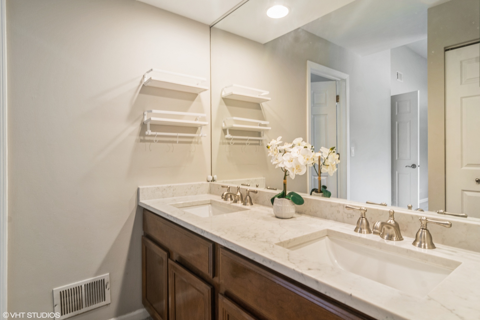915 Suffolk Court, Libertyville, IL 60048