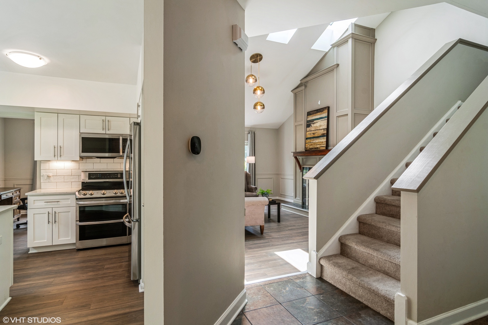 915 Suffolk Court, Libertyville, IL 60048