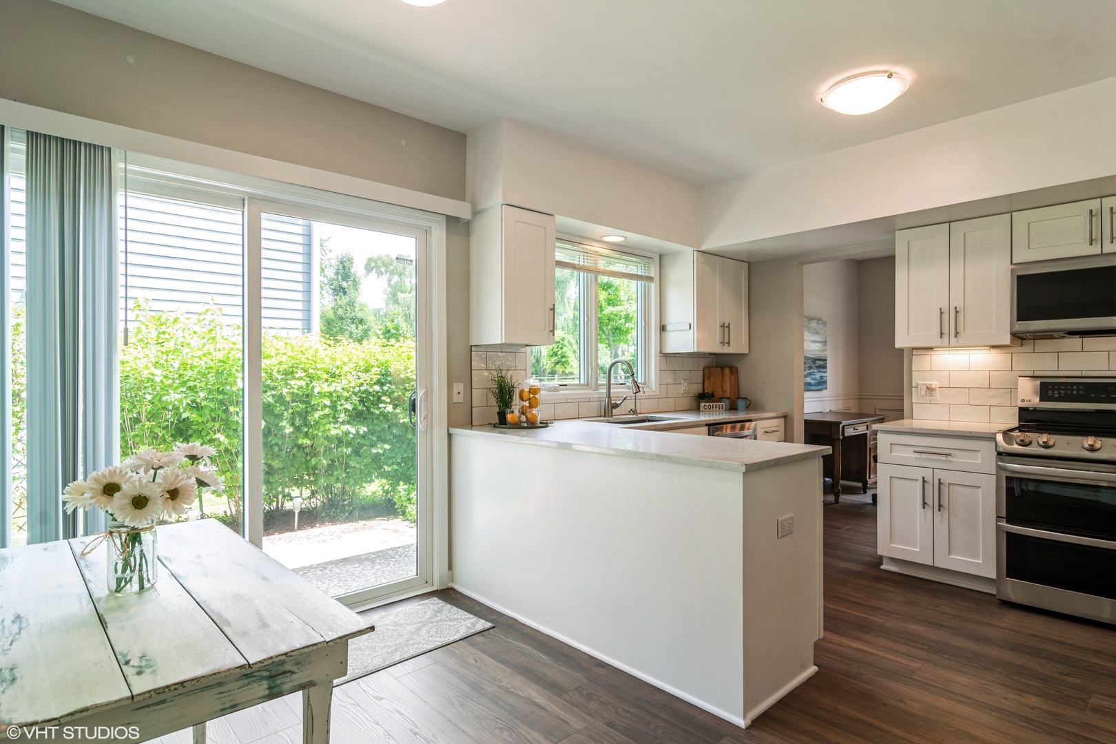 915 Suffolk Court, Libertyville, IL 60048