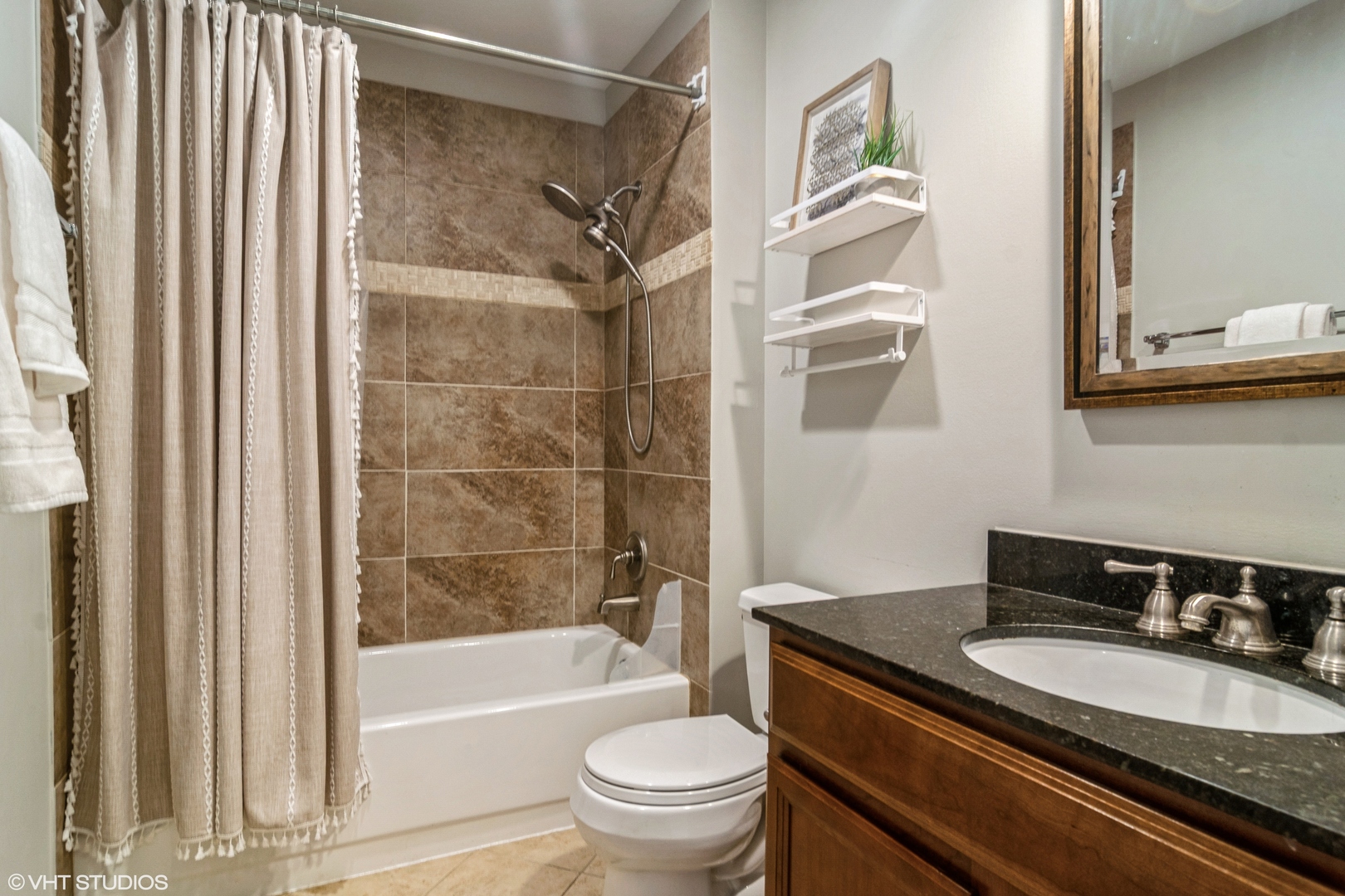 915 Suffolk Court, Libertyville, IL 60048