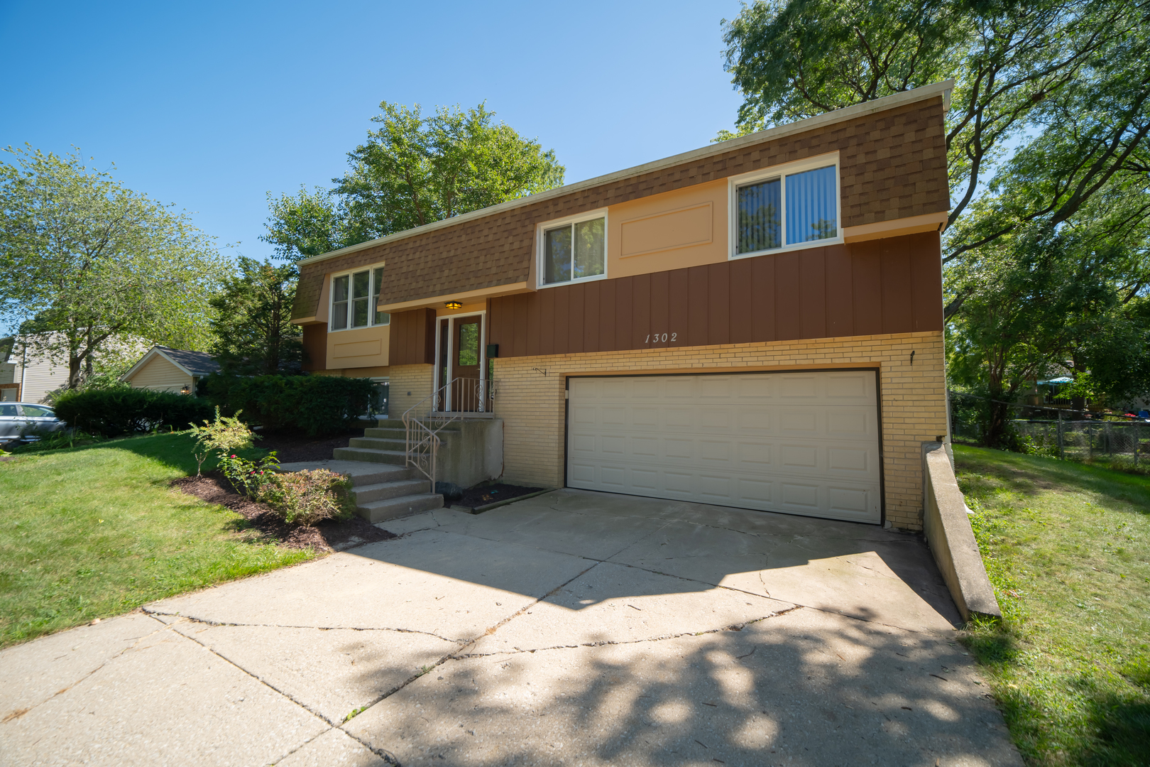 1302 Oxford Lane, Wheaton, IL 60189