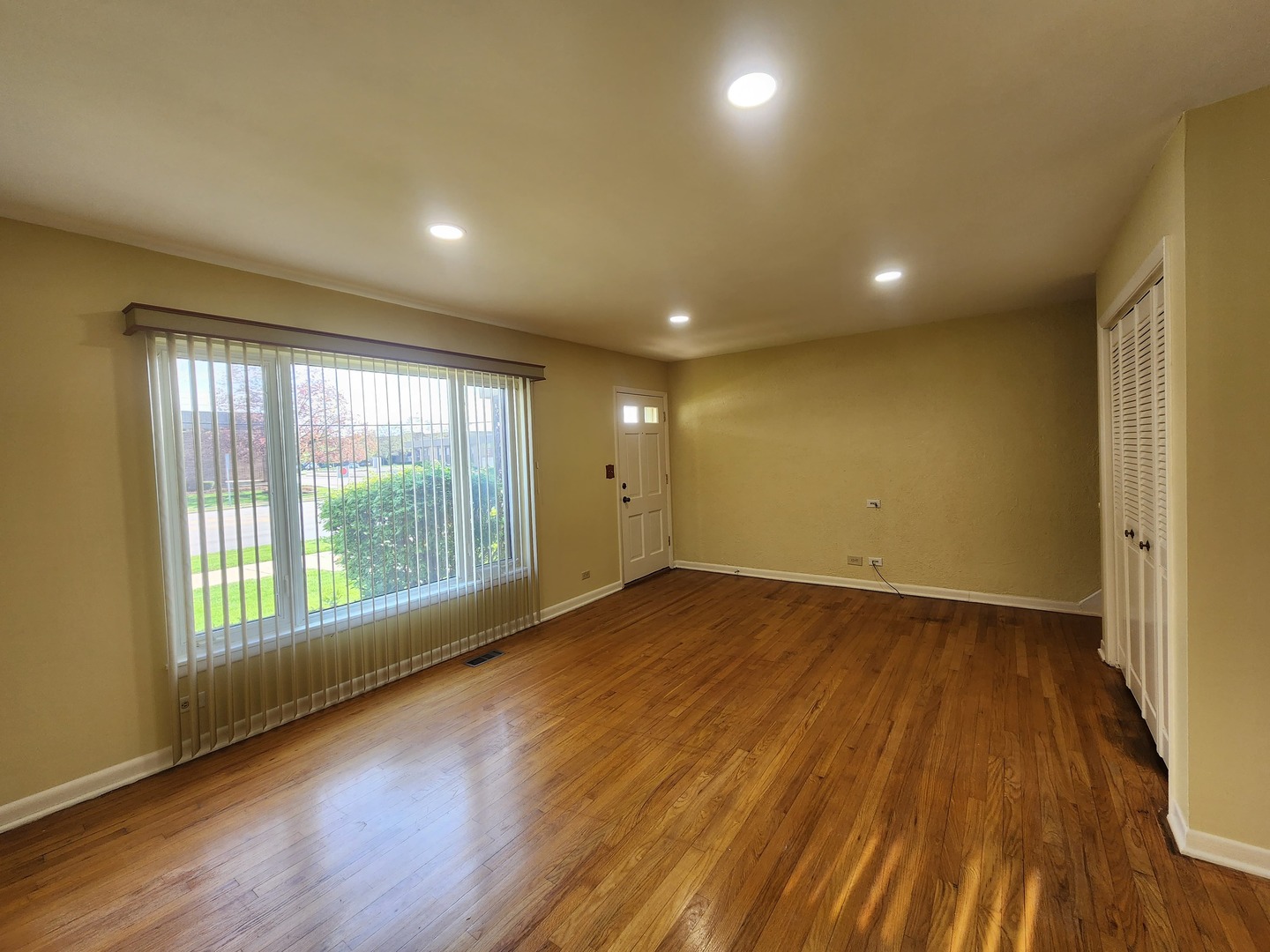 660 W Central Road, Arlington Heights, IL 60005