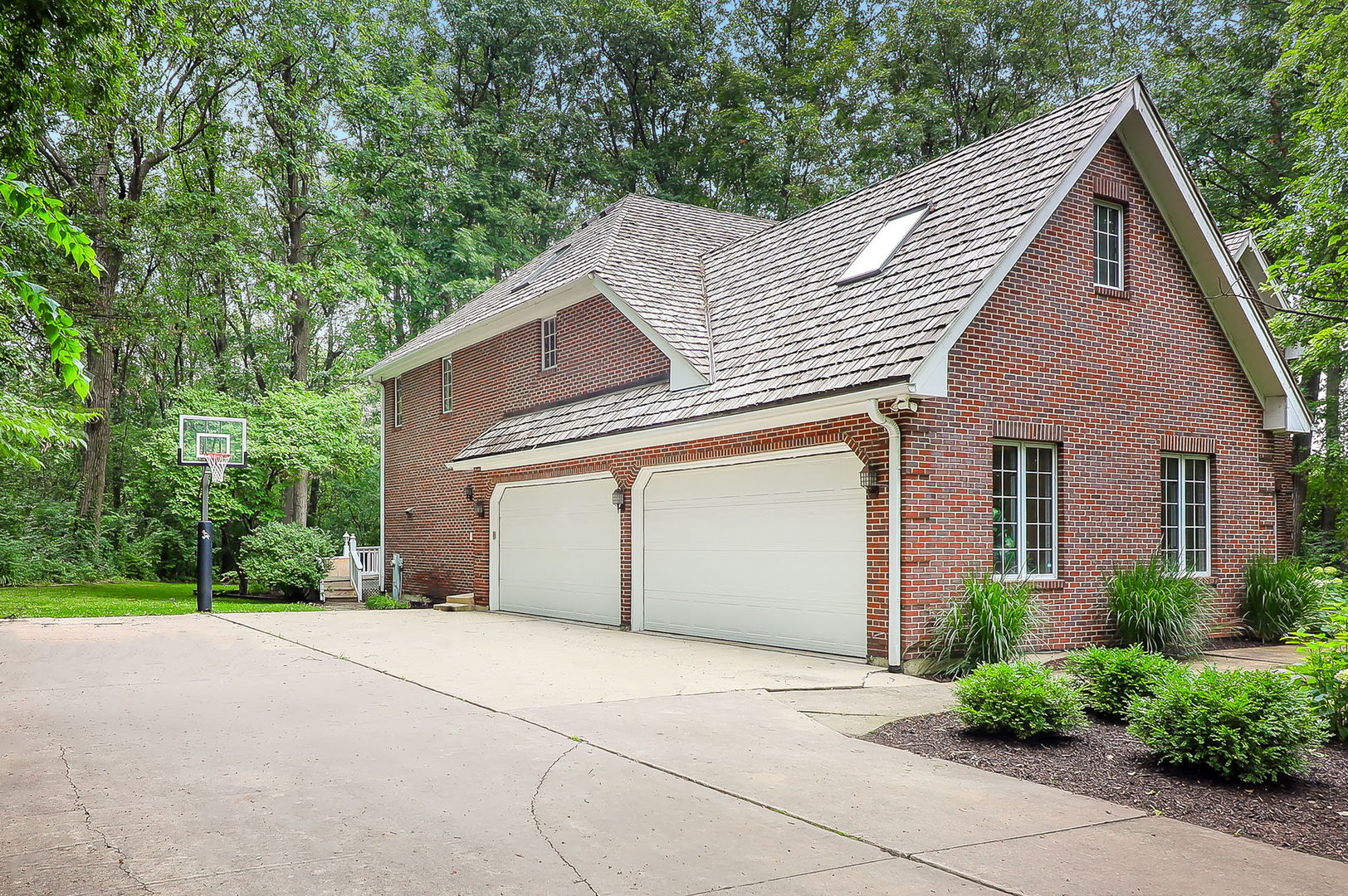 9660 PACIFIC Court, Burr Ridge, IL 60527