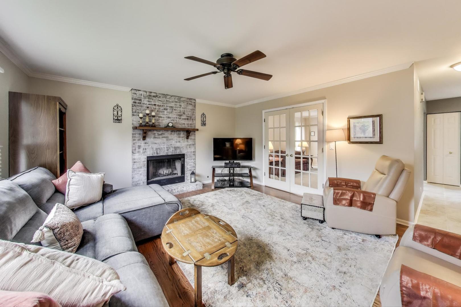 1113 Deep Woods Drive, Elgin, IL 60120