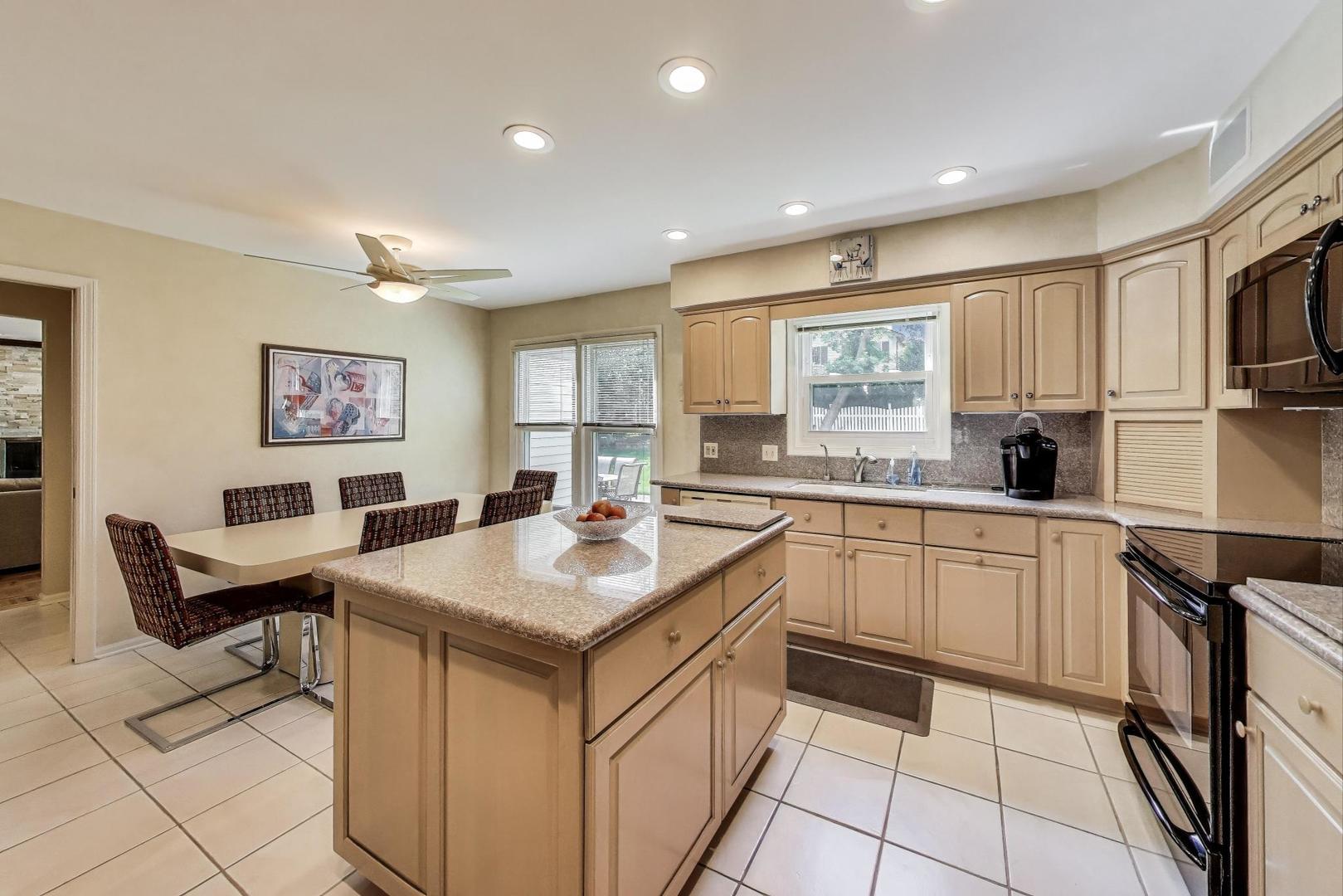 715 W Whiting Lane, Arlington Heights, IL 60004