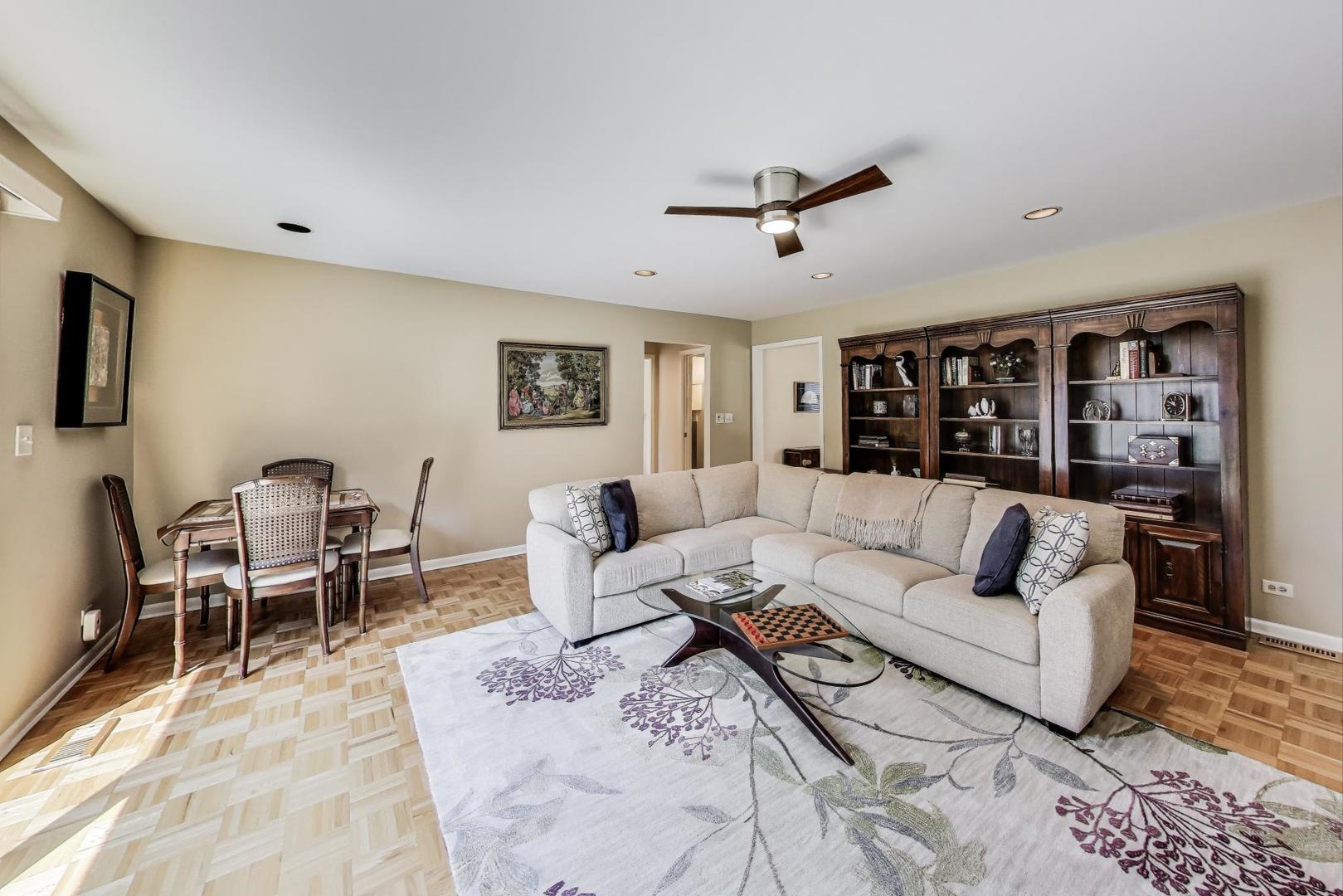 715 W Whiting Lane, Arlington Heights, IL 60004