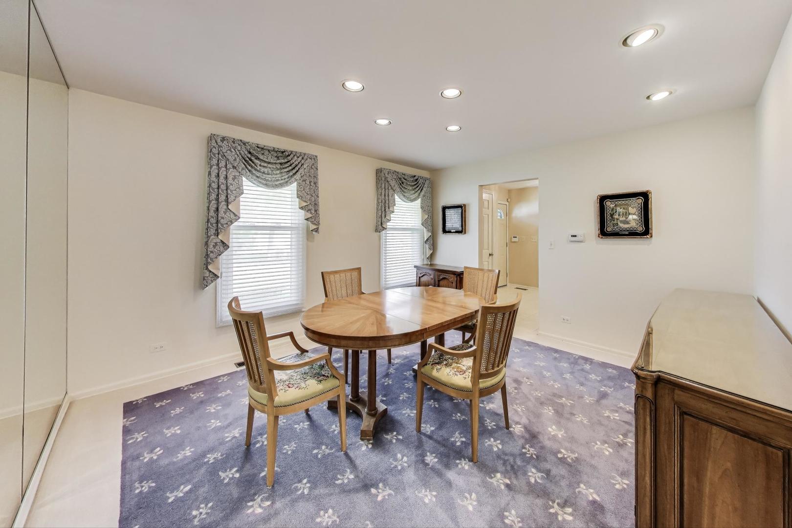 715 W Whiting Lane, Arlington Heights, IL 60004