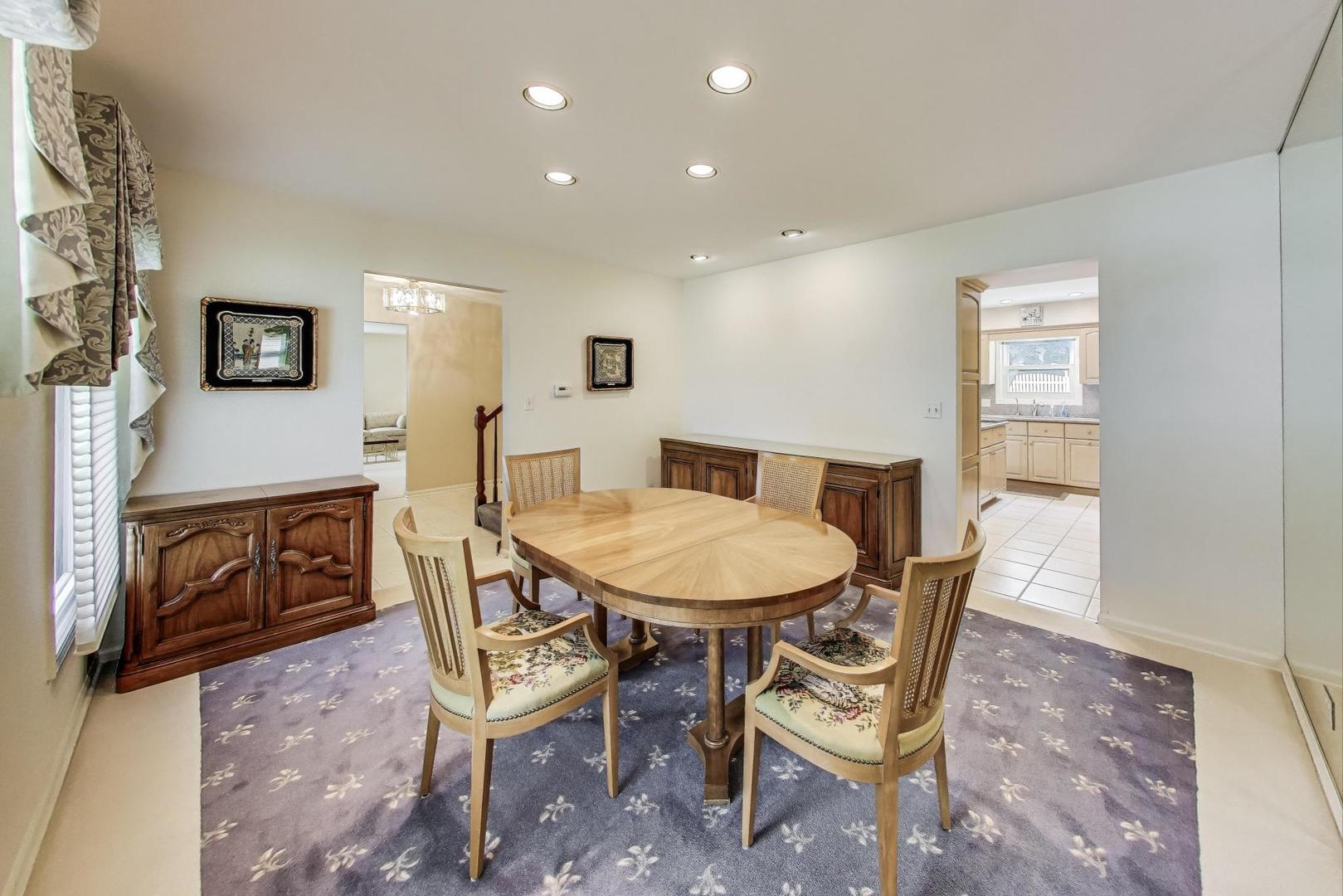 715 W Whiting Lane, Arlington Heights, IL 60004
