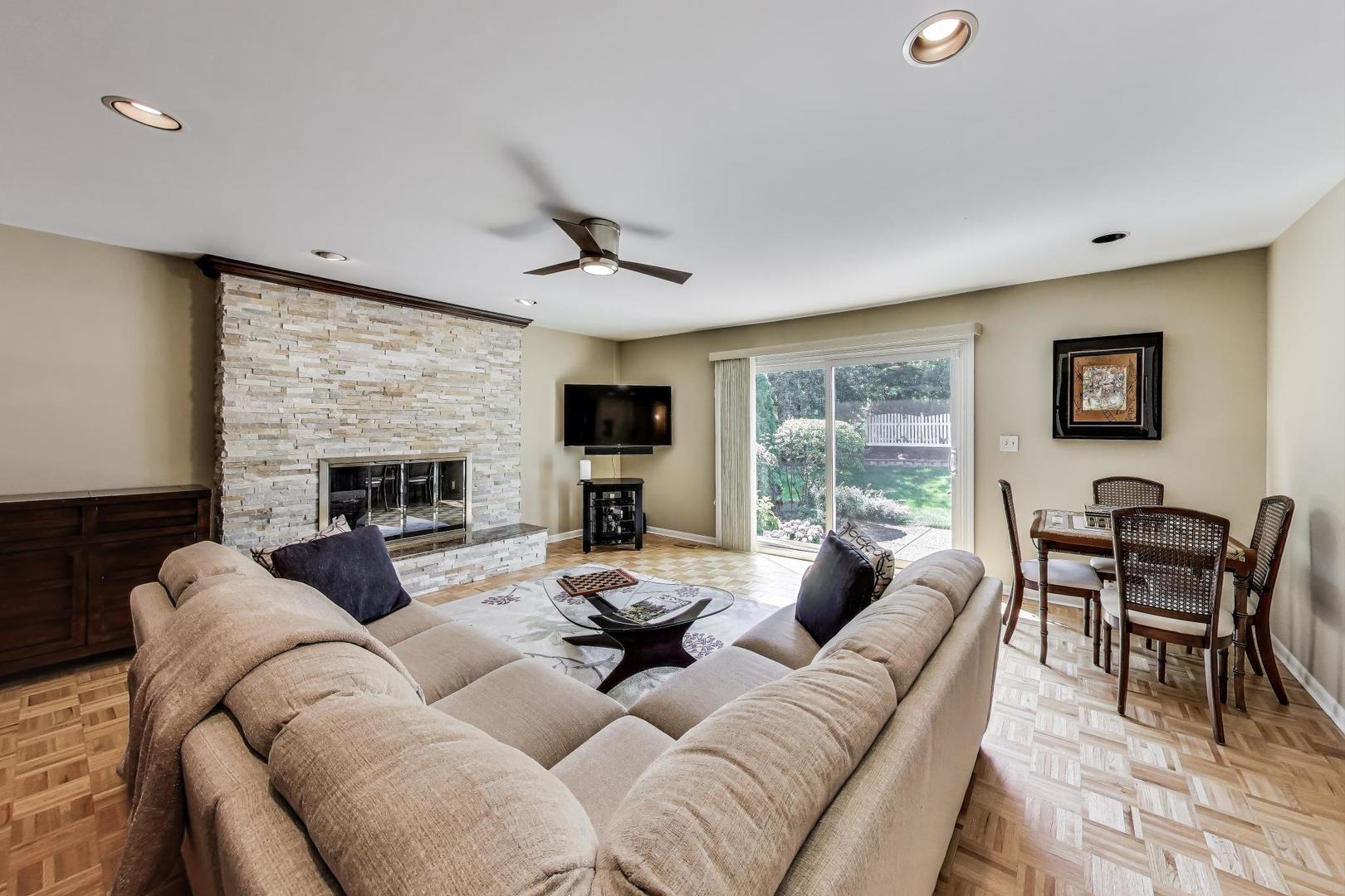 715 W Whiting Lane, Arlington Heights, IL 60004