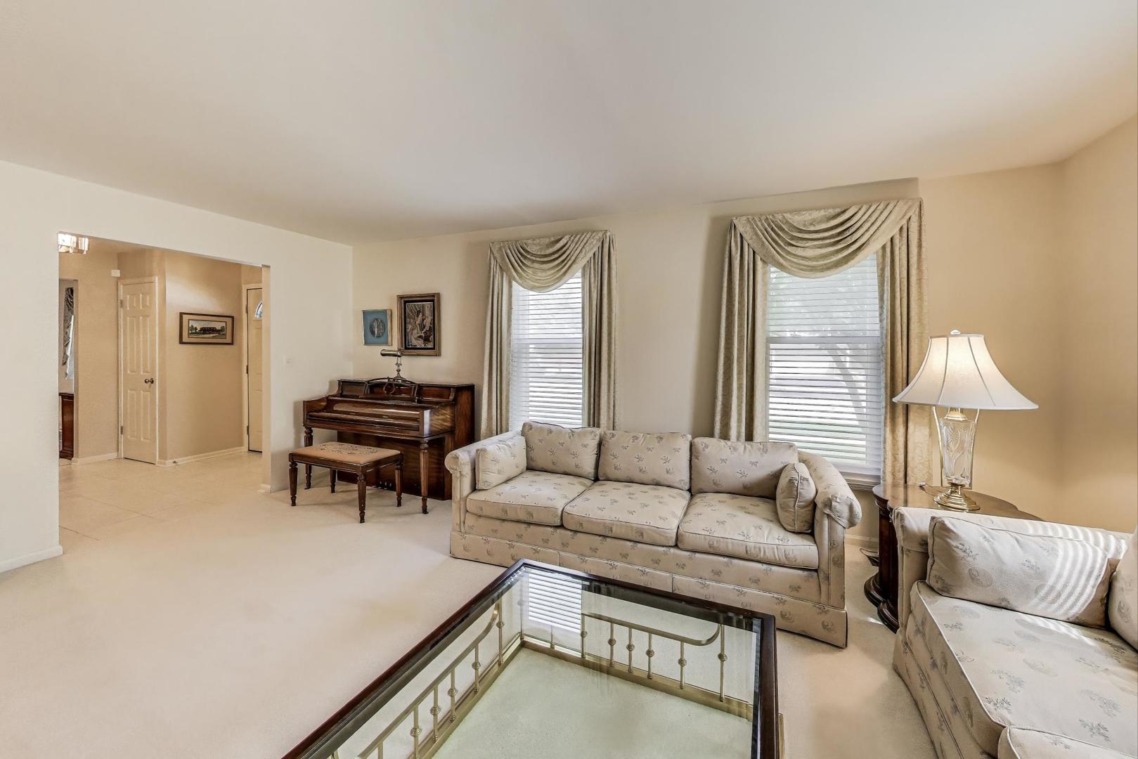 715 W Whiting Lane, Arlington Heights, IL 60004