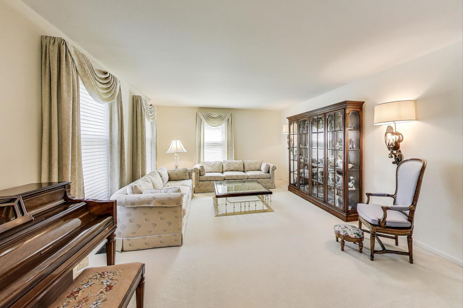715 W Whiting Lane, Arlington Heights, IL 60004