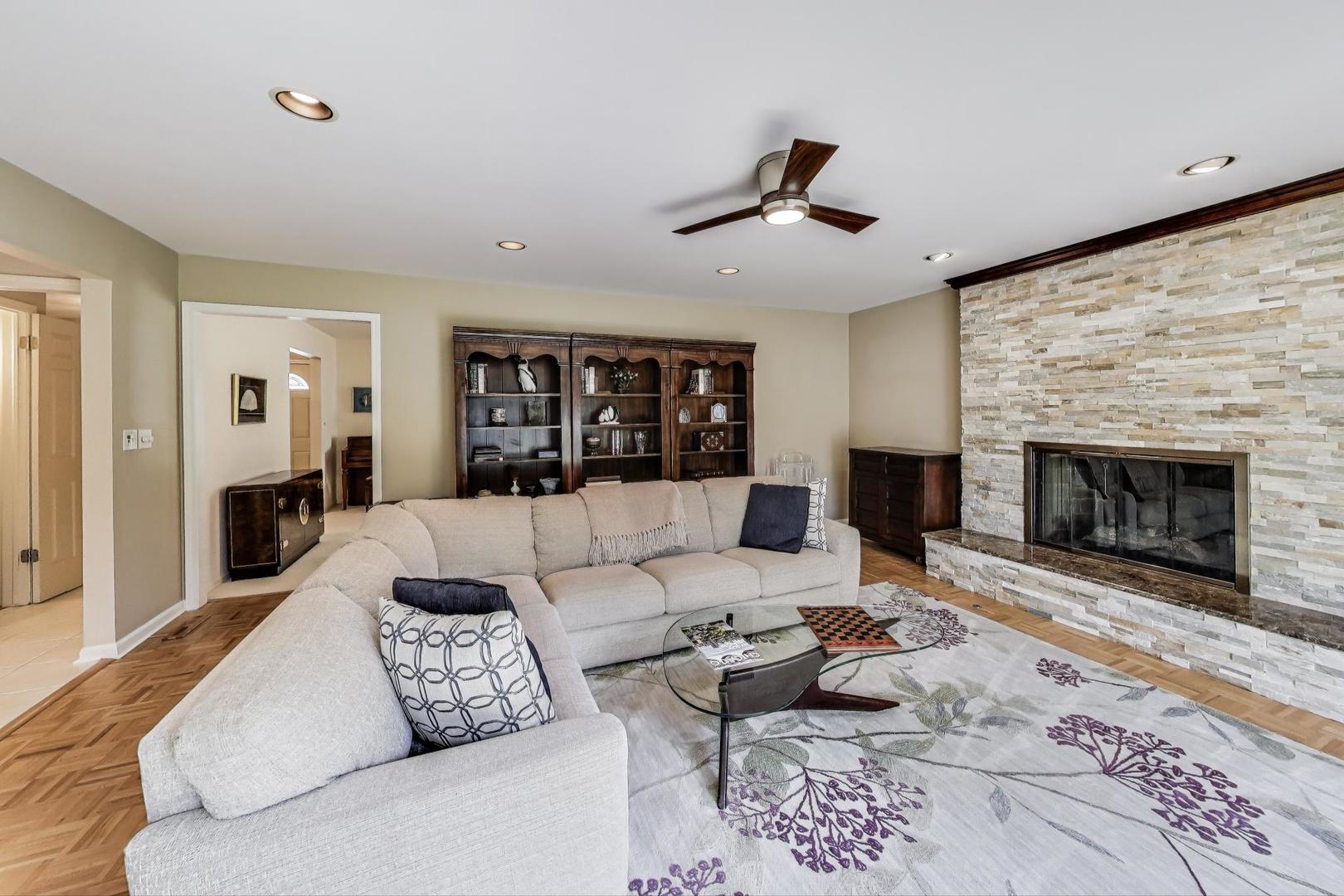 715 W Whiting Lane, Arlington Heights, IL 60004