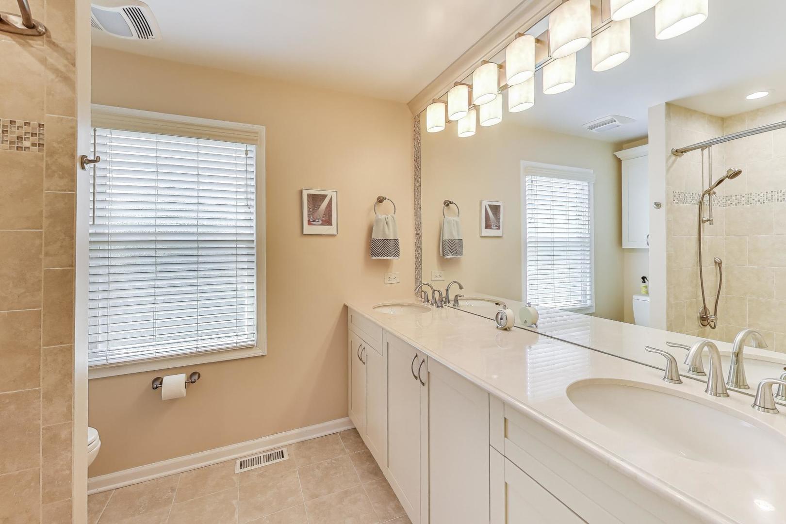 715 W Whiting Lane, Arlington Heights, IL 60004