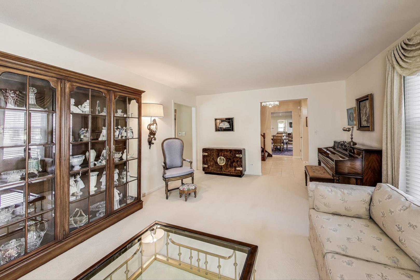 715 W Whiting Lane, Arlington Heights, IL 60004