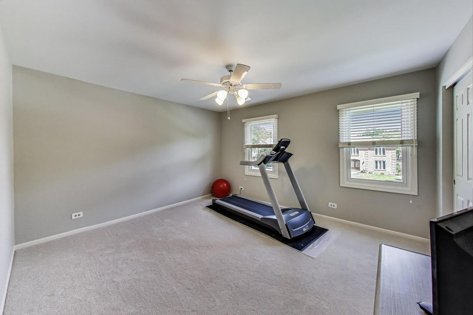 715 W Whiting Lane, Arlington Heights, IL 60004