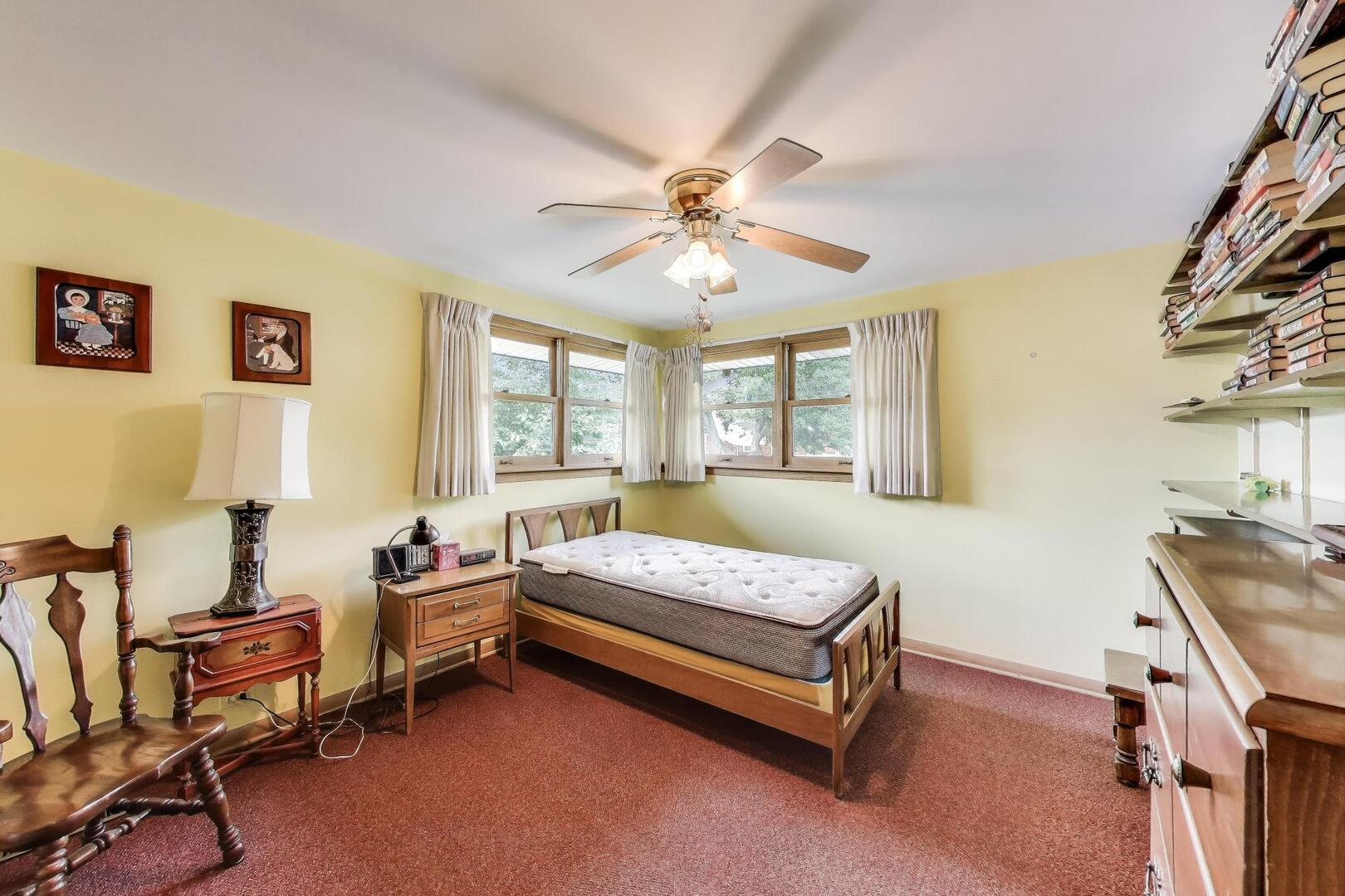 10020 S Karlov Avenue, Oak Lawn, IL 60453