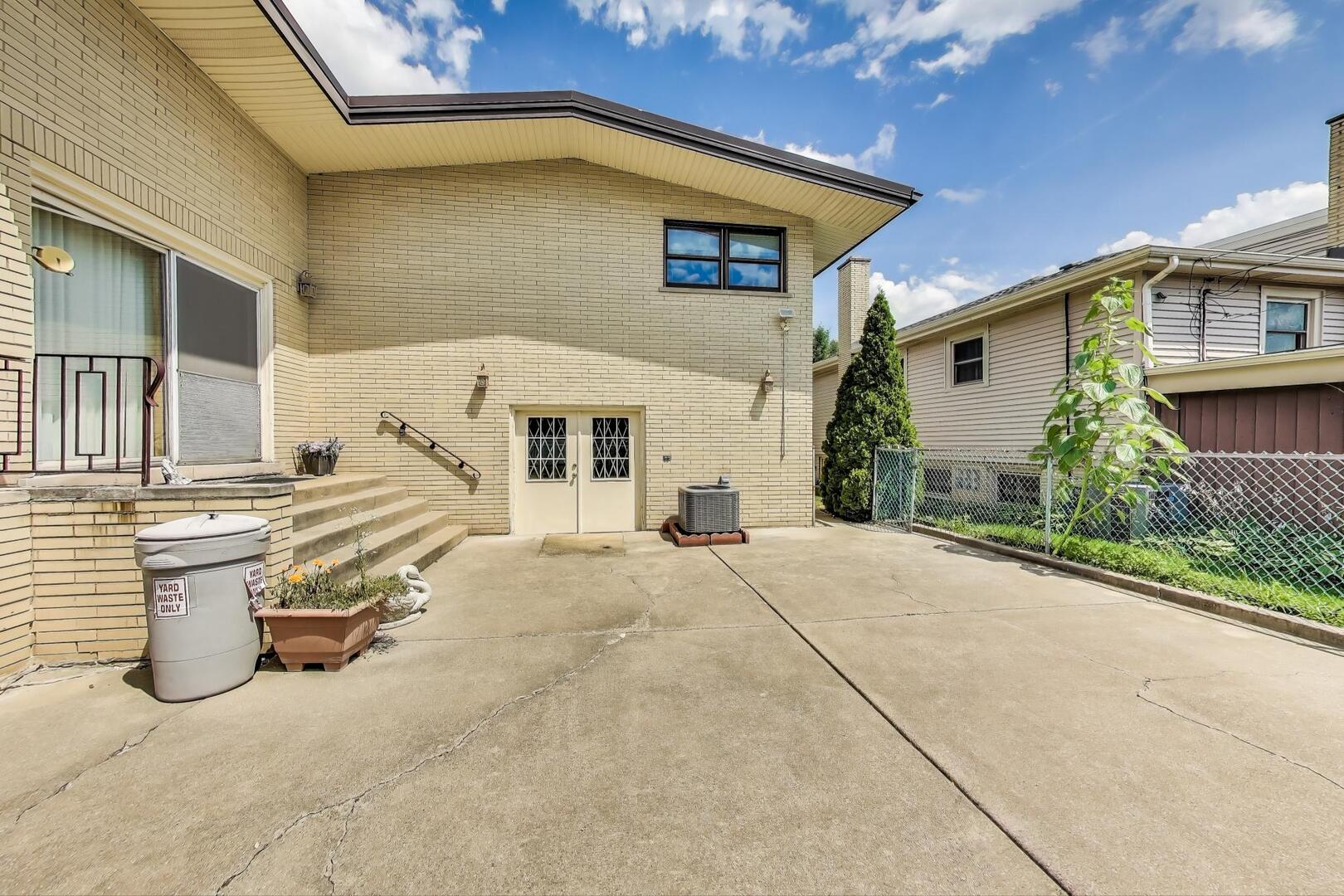 10020 S Karlov Avenue, Oak Lawn, IL 60453