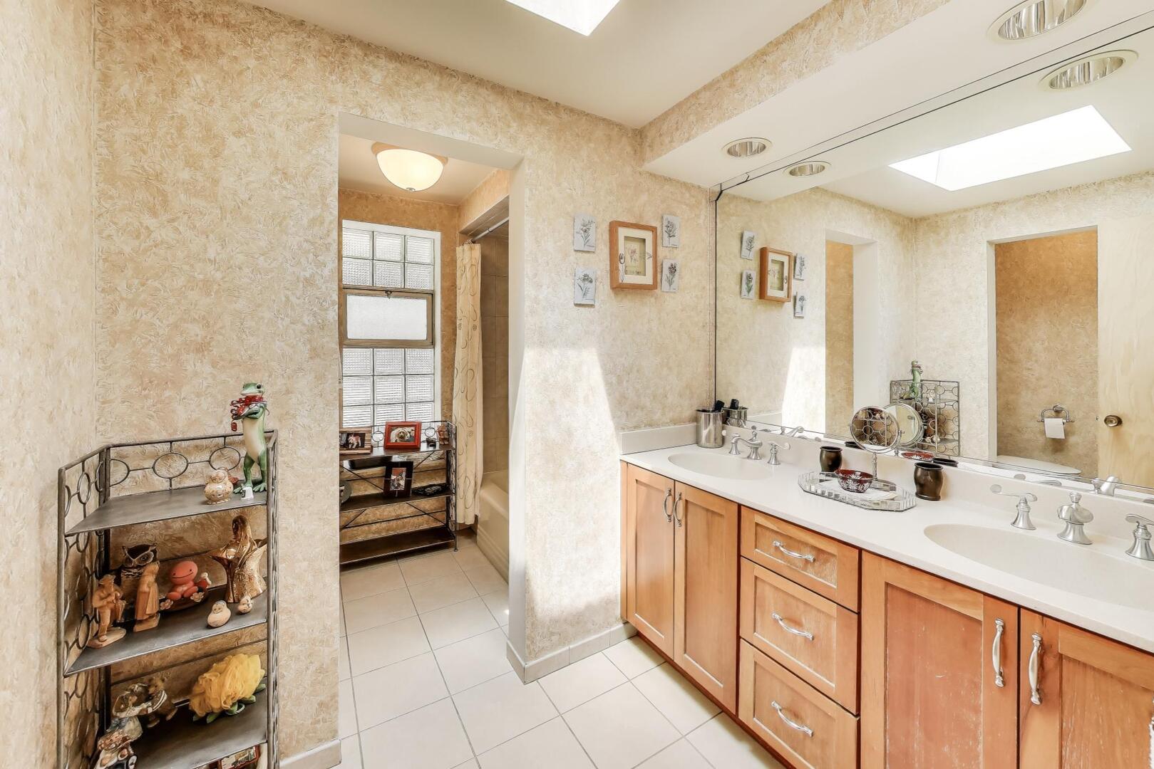 10020 S Karlov Avenue, Oak Lawn, IL 60453