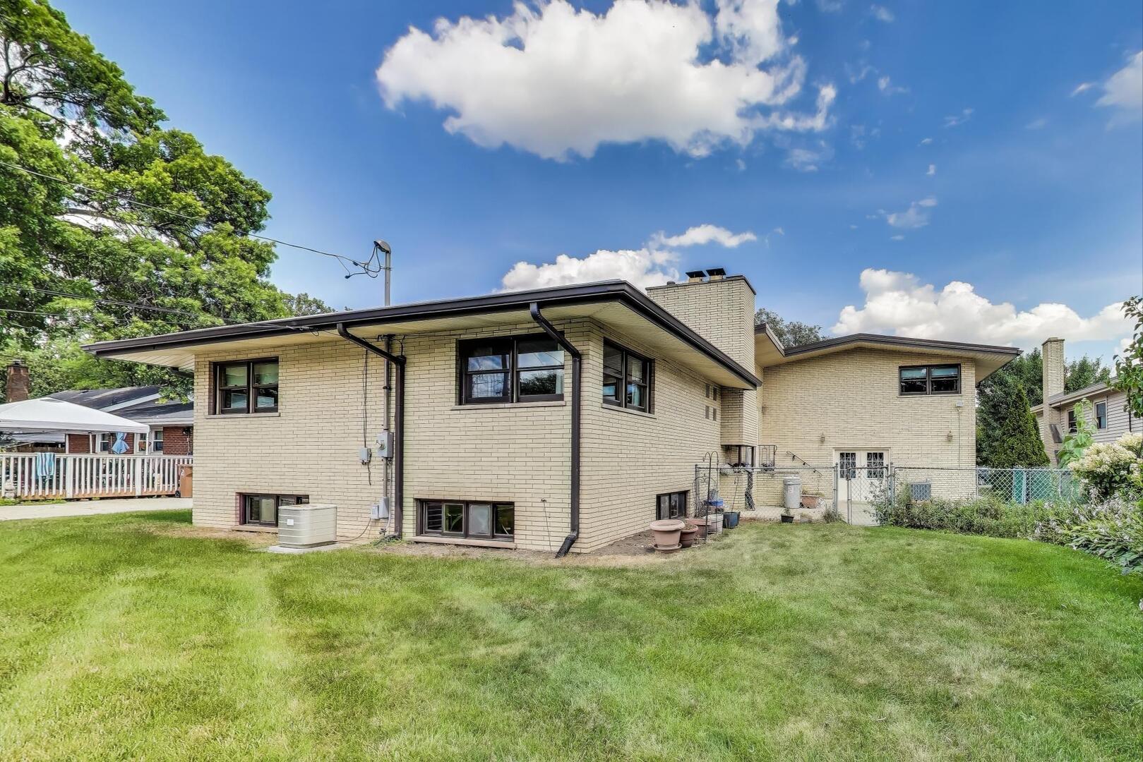 10020 S Karlov Avenue, Oak Lawn, IL 60453