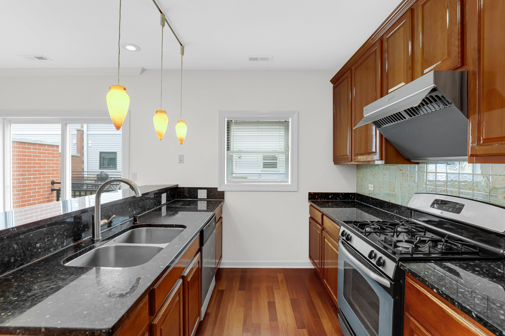4879 N Winthrop Avenue #D, Chicago, IL 60640