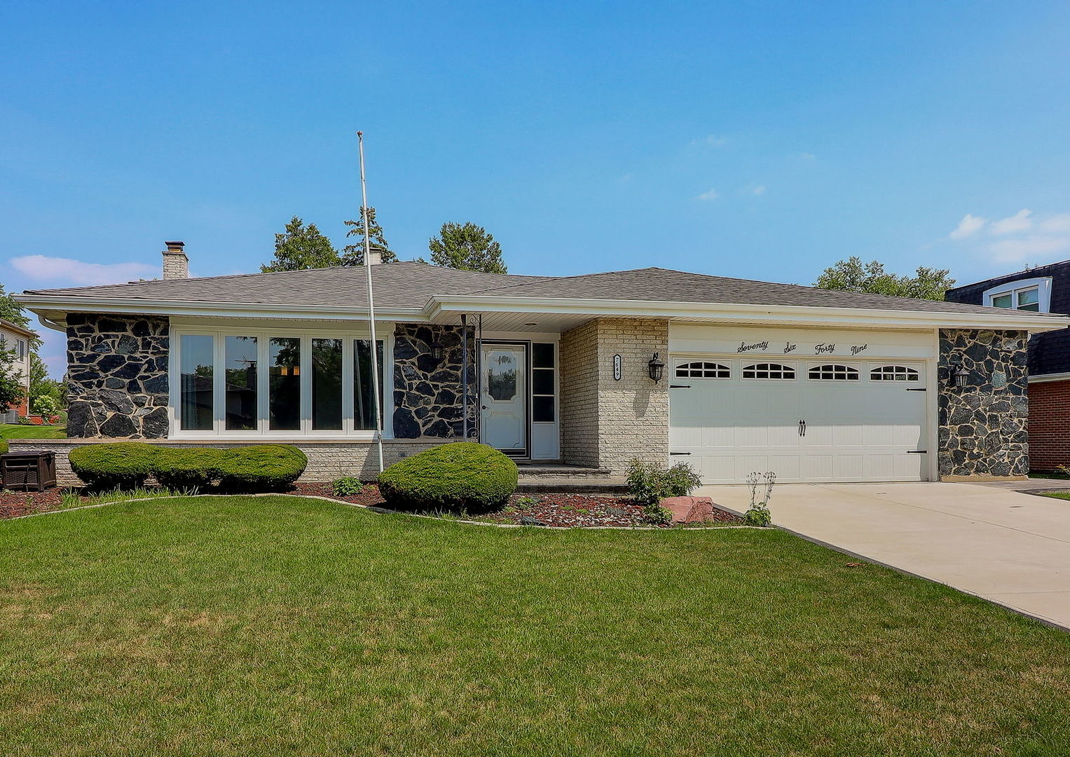 7649 Apple Tree Lane, Willowbrook, IL 60527