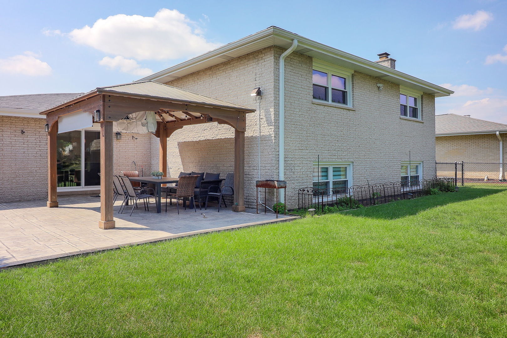 7649 Apple Tree Lane, Willowbrook, IL 60527