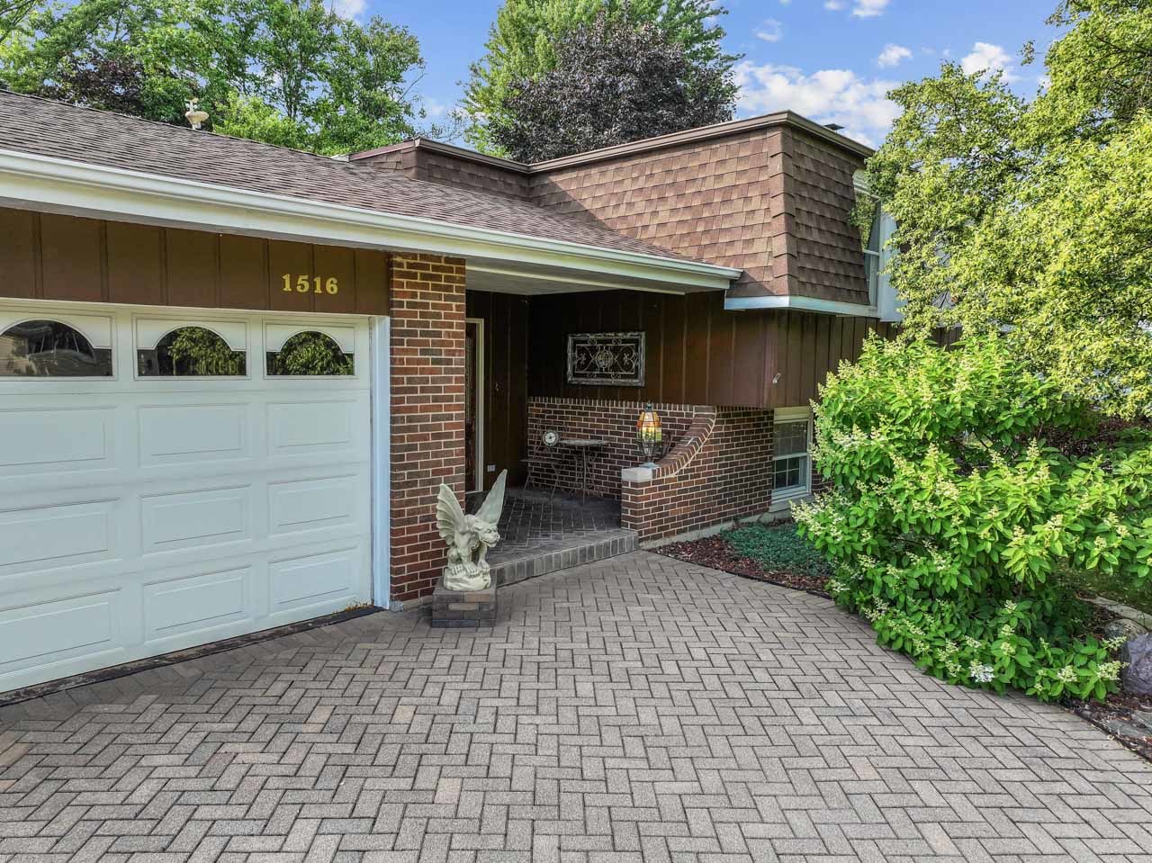 1516 Pembroke Lane, Wheaton, IL 60189