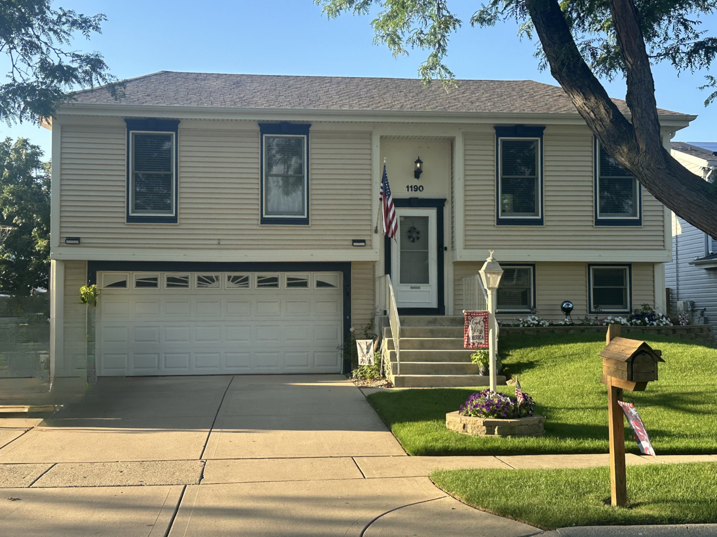 1190 Singleton Drive, Roselle, IL 60172