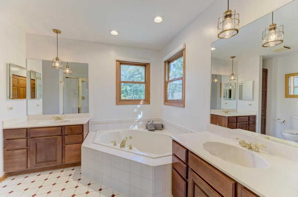 218 Tiffany Lane, Roselle, IL 60172