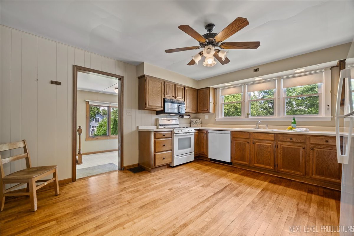 1224 Dean Street, St. Charles, IL 60174
