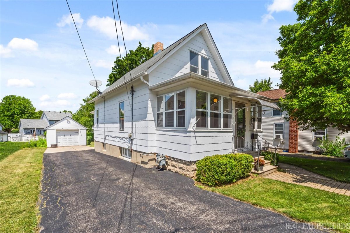 1224 Dean Street, St. Charles, IL 60174