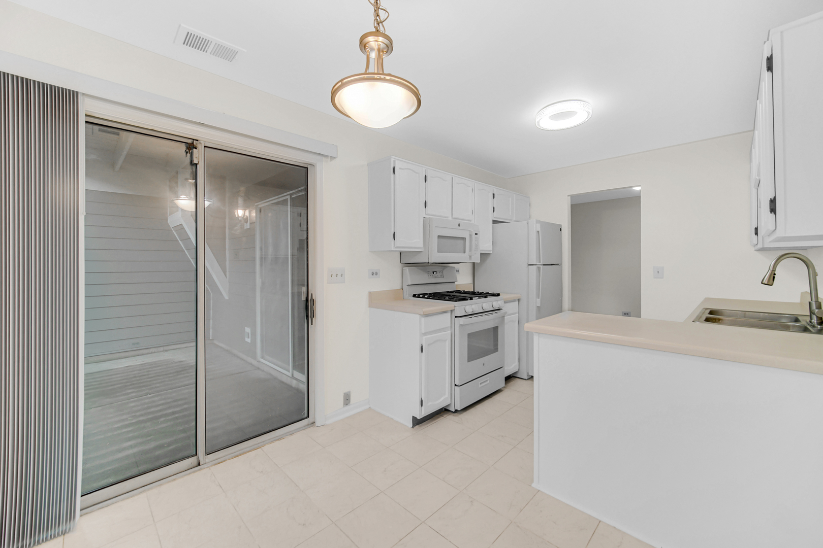 200 Columbia Court #5, Schaumburg, IL 60193