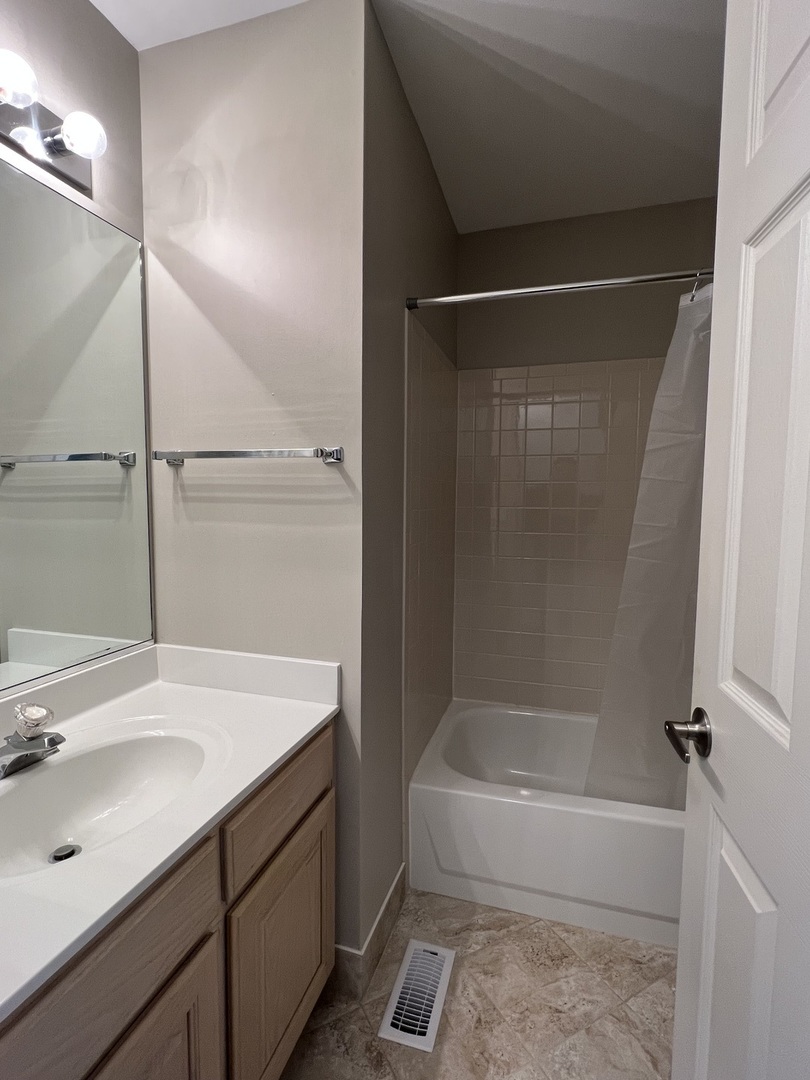 320 Crestview Drive #B, Wauconda, IL 60084