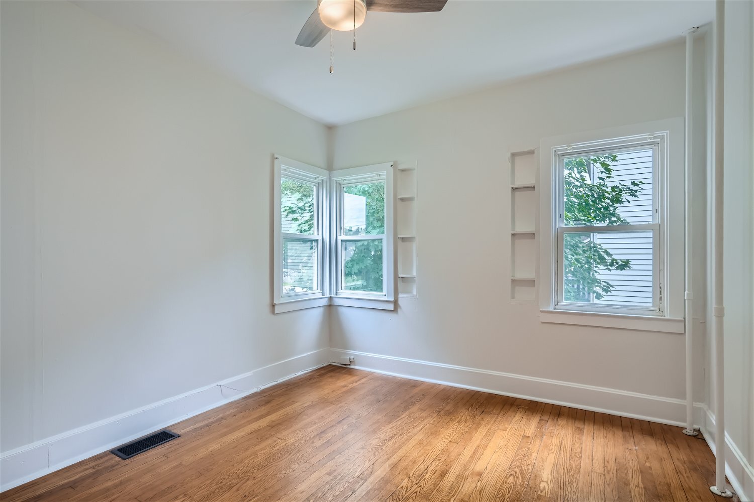 323 3rd Street #1, Libertyville, IL 60048