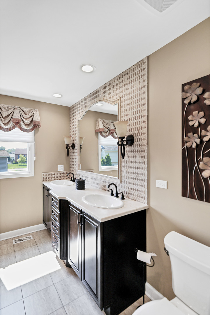870 Malibu Court, Carol Stream, IL 60188