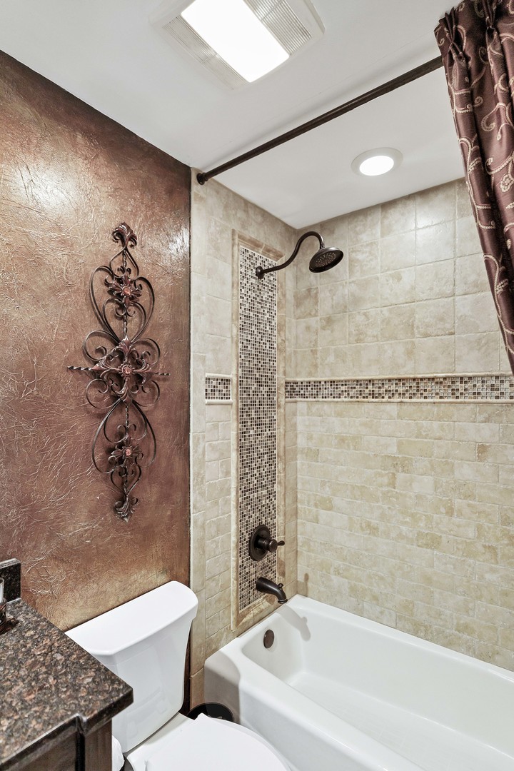 870 Malibu Court, Carol Stream, IL 60188