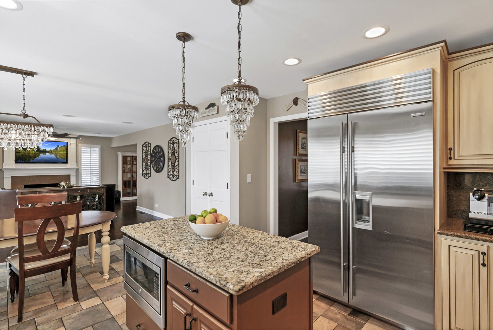 870 Malibu Court, Carol Stream, IL 60188