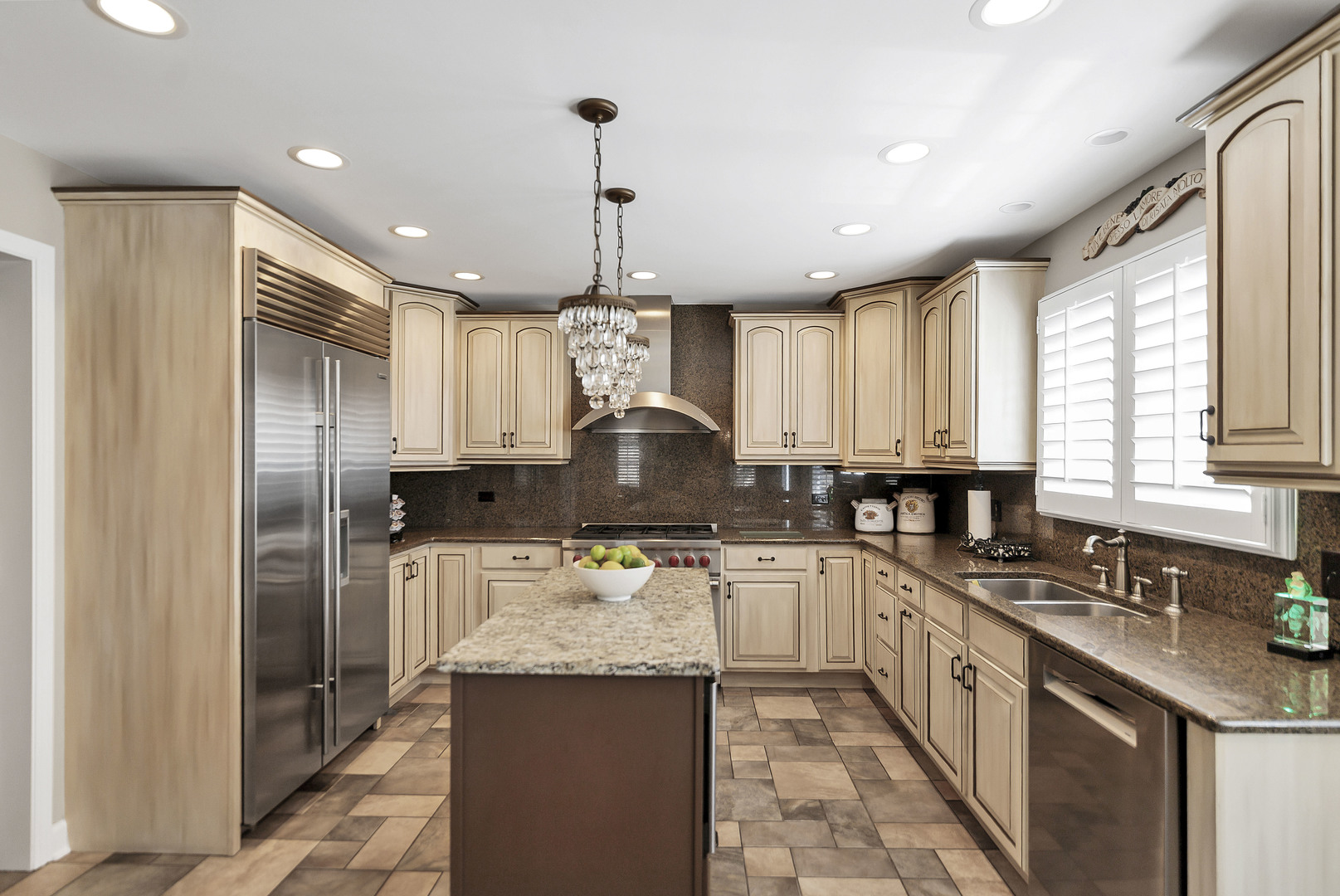 870 Malibu Court, Carol Stream, IL 60188