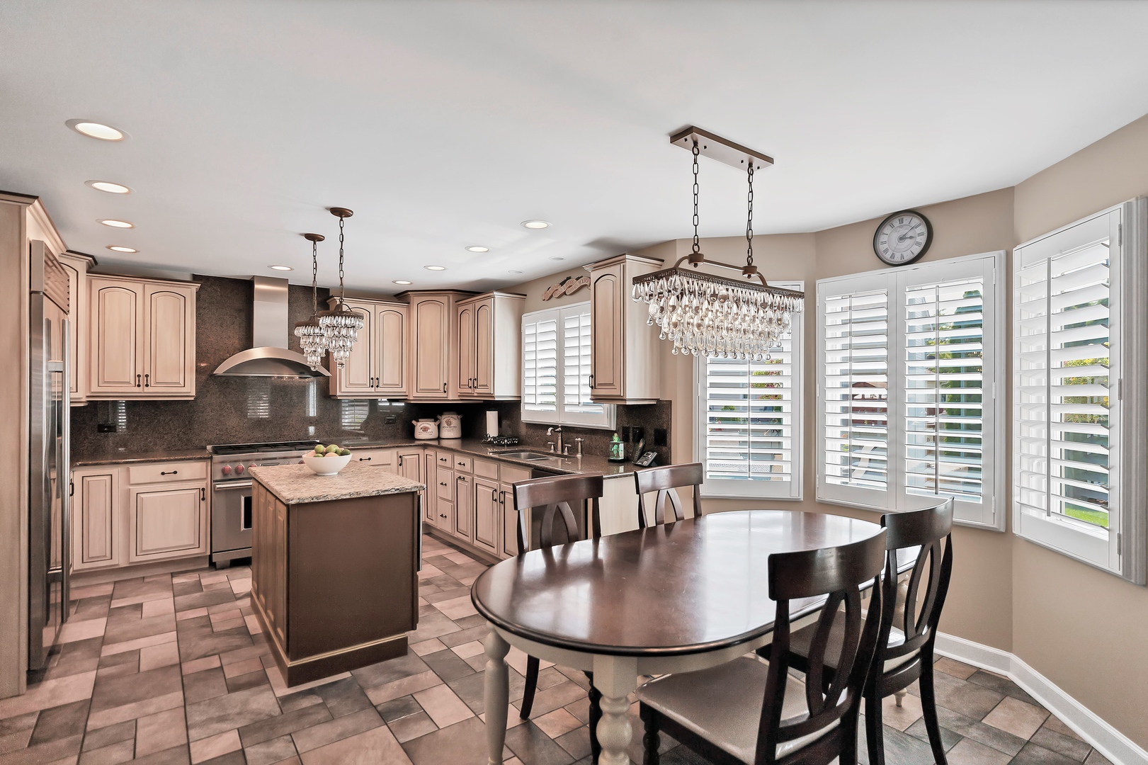 870 Malibu Court, Carol Stream, IL 60188