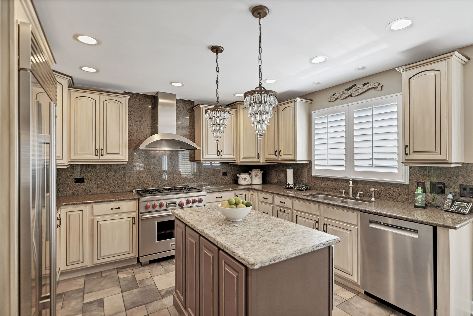 870 Malibu Court, Carol Stream, IL 60188