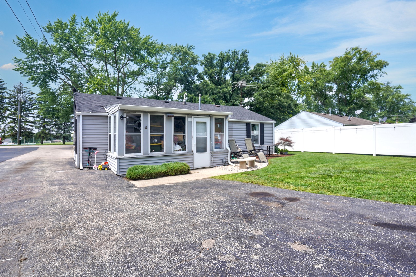 1216 Douglas Avenue, Montgomery, IL 60538